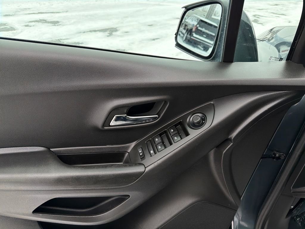 Used 2022 Chevrolet Trax LT w/ LT Convenience Package image 11