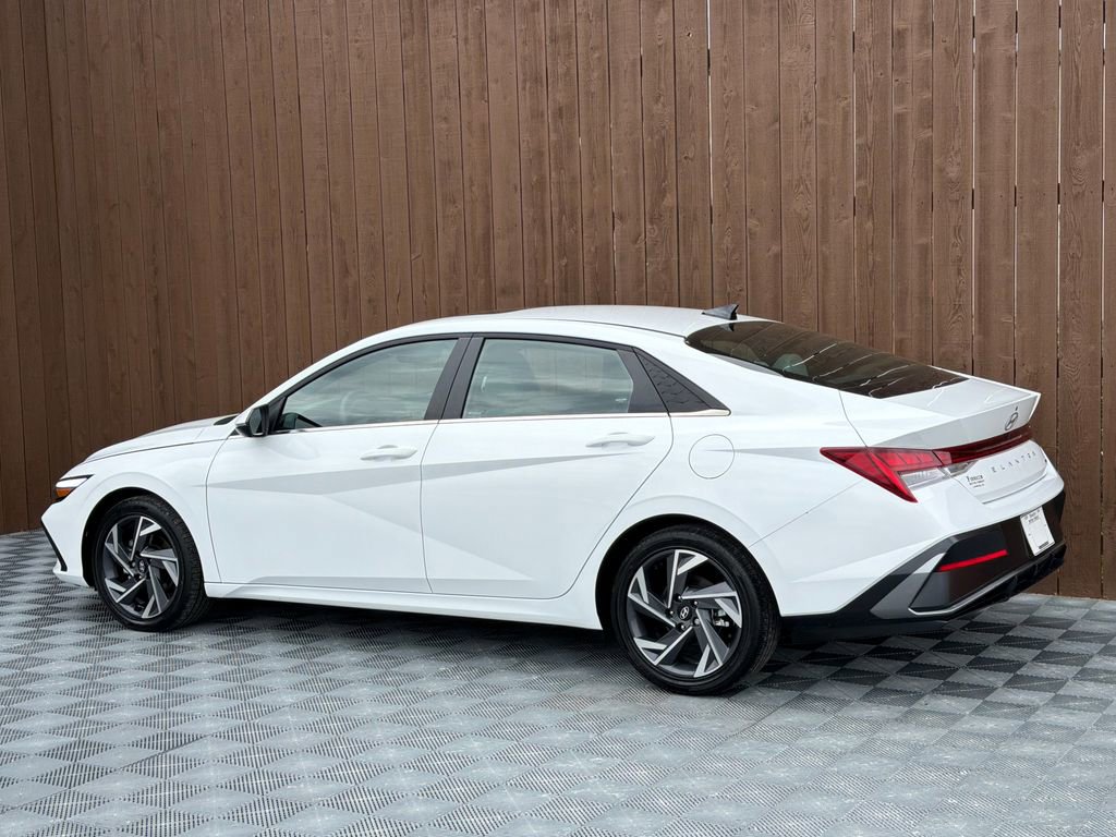 Used 2025 Hyundai Elantra Limited w/ Cargo Package image 15