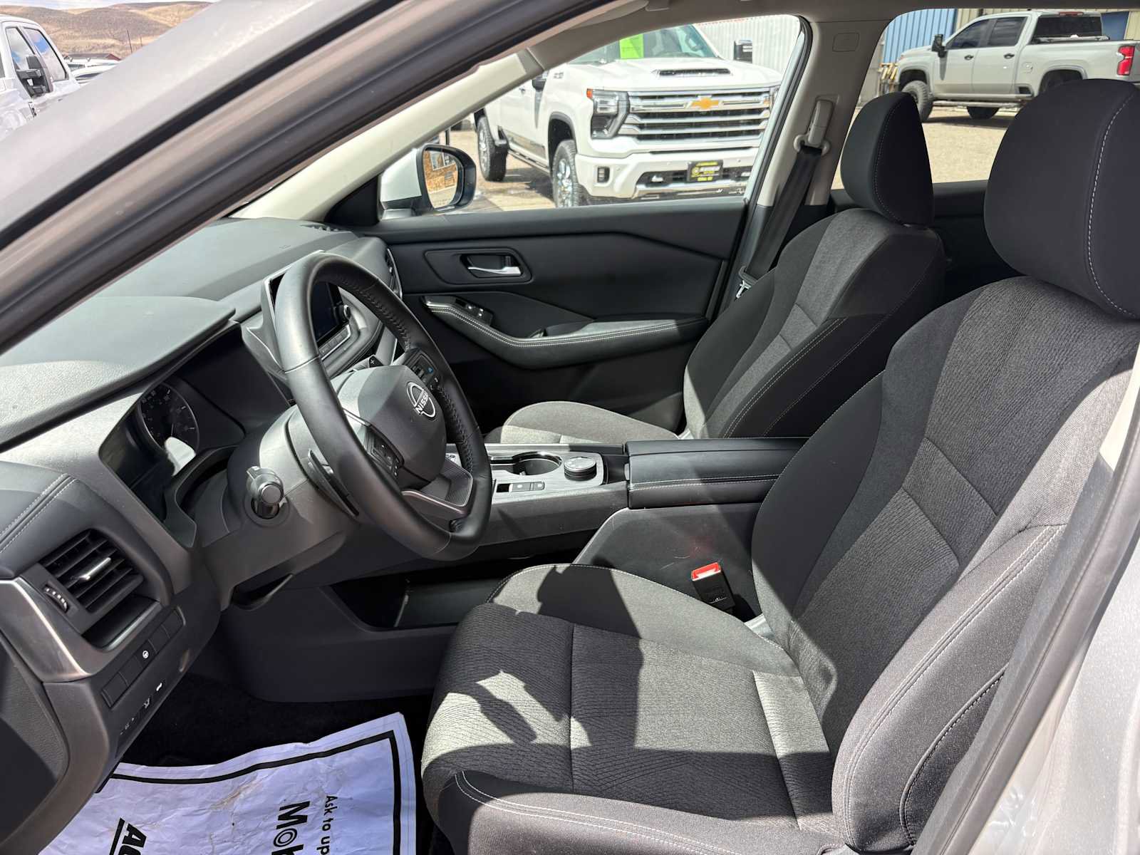 Used 2025 Nissan Rogue SV AWD/4WD image 17