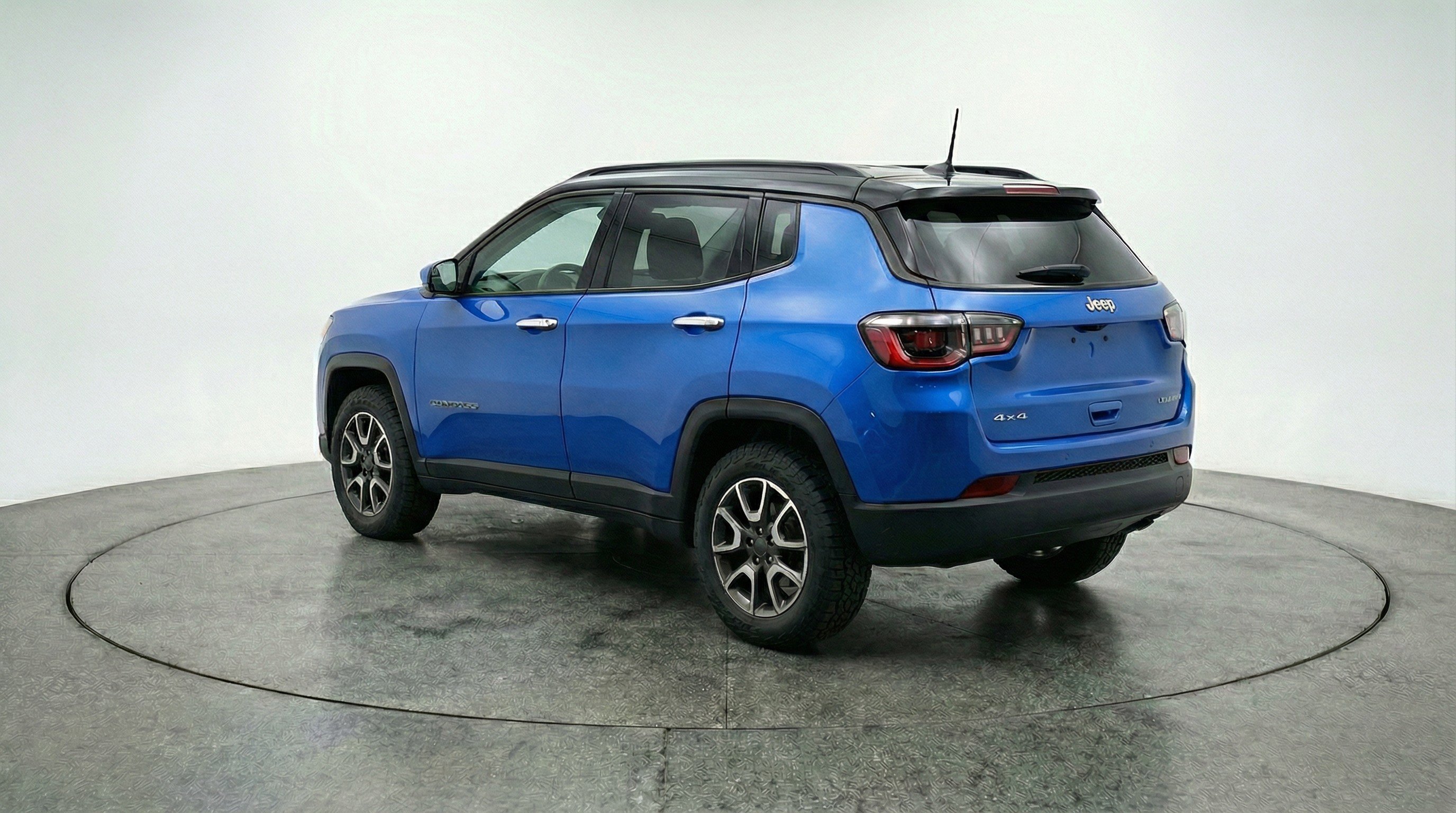 Used 2025 Jeep Compass Trailhawk image 6