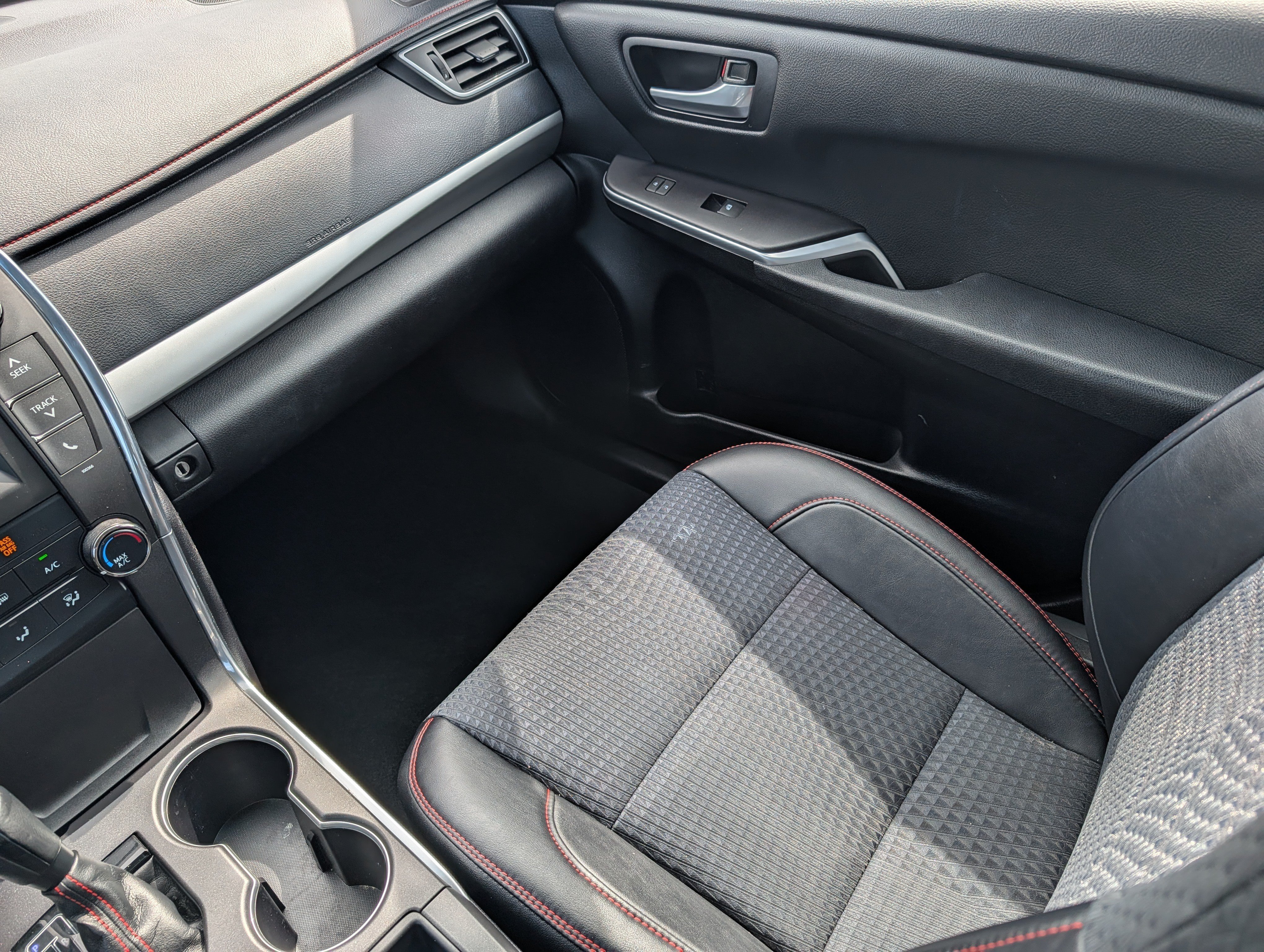 Used 2015 Toyota Camry SE FWD image 11