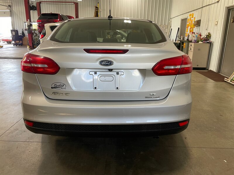 Used 2016 Ford Focus SE w/ SE Cold Weather Package FWD image 7