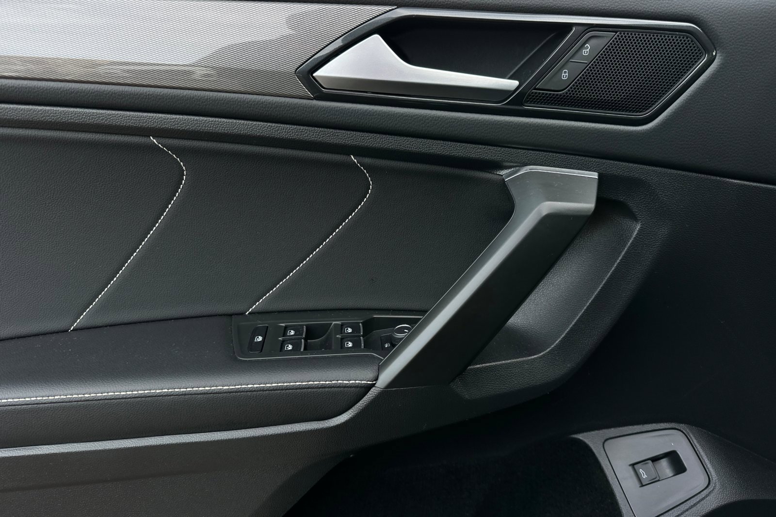 Used 2022 Volkswagen Tiguan SE image 10