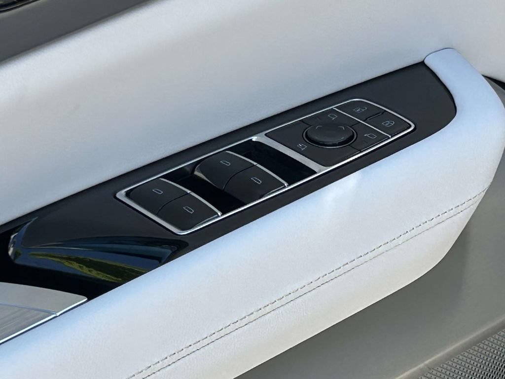 New 2027 Cadillac Vistiq Sport w/ LPO, Floor Liner Package AWD/4WD image 19