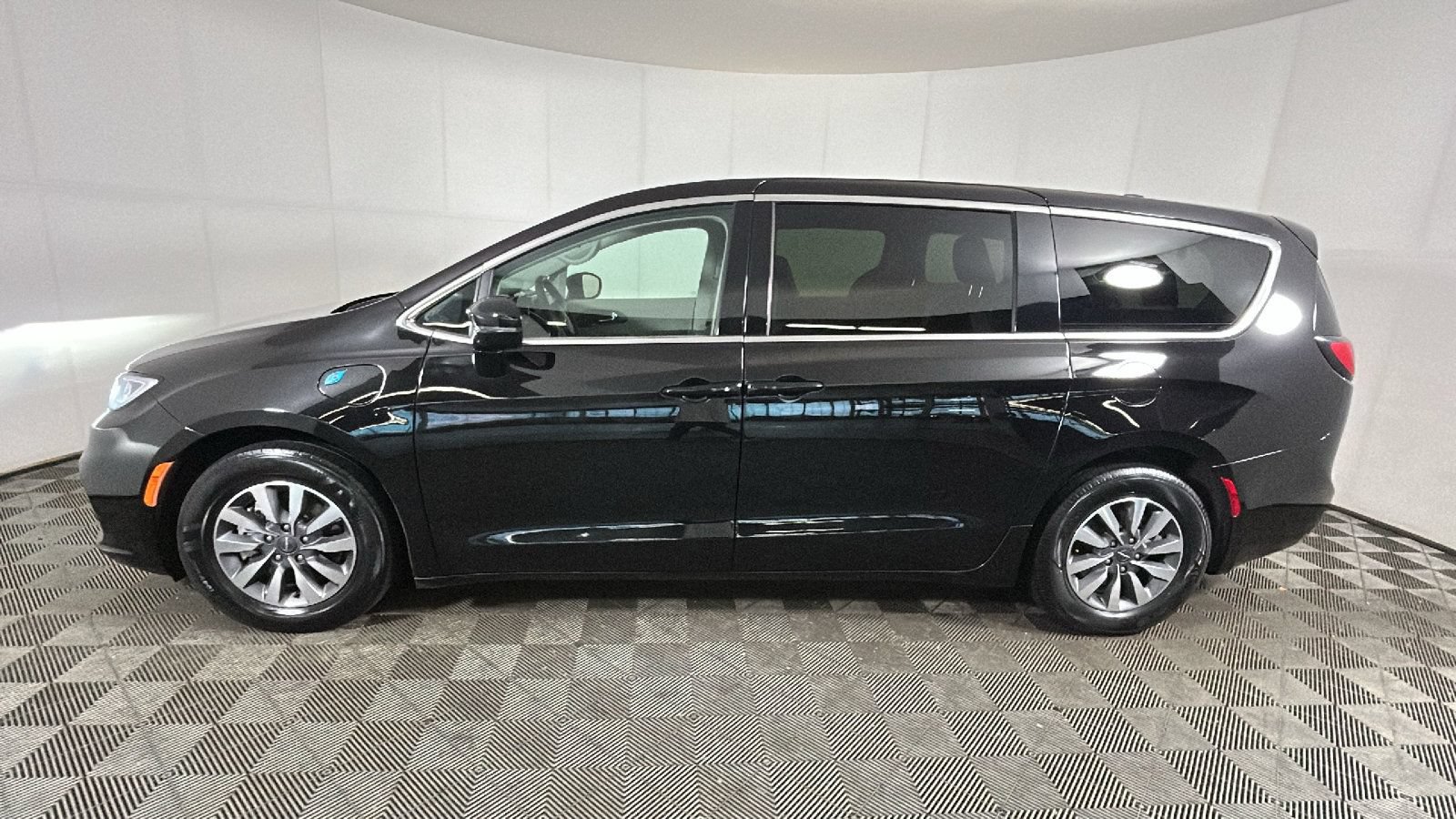 Used 2024 Chrysler Pacifica Limited FWD image 6