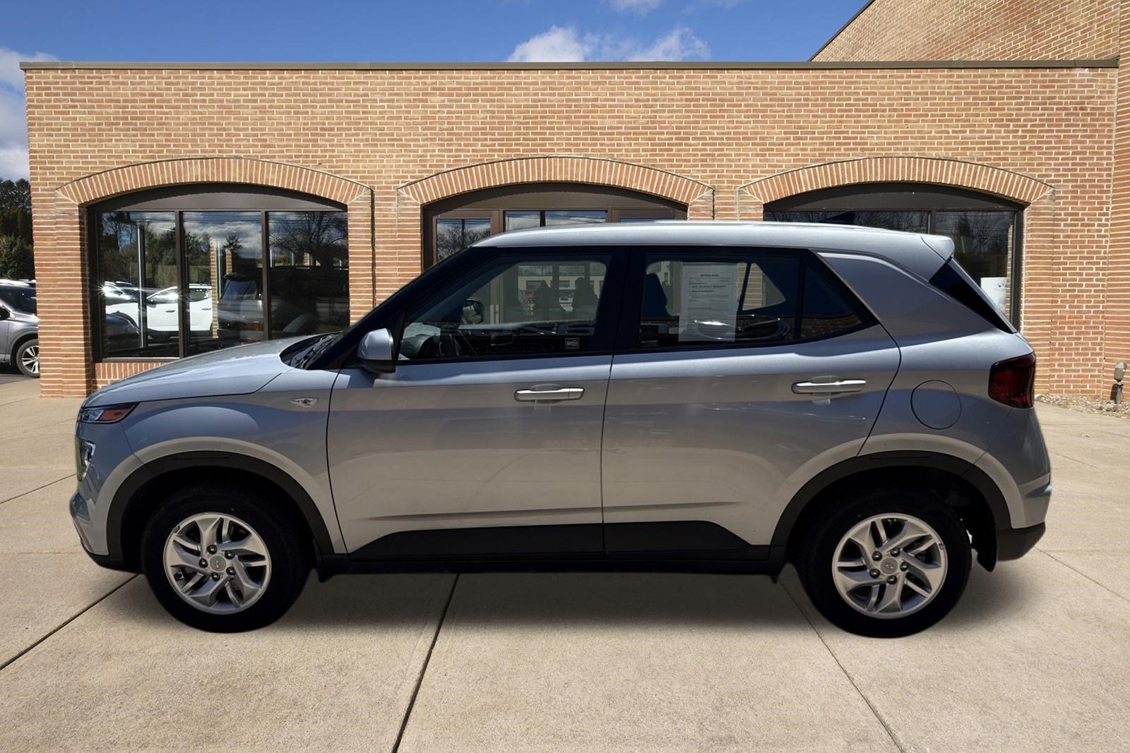 Used 2021 Hyundai Venue SE FWD image 7