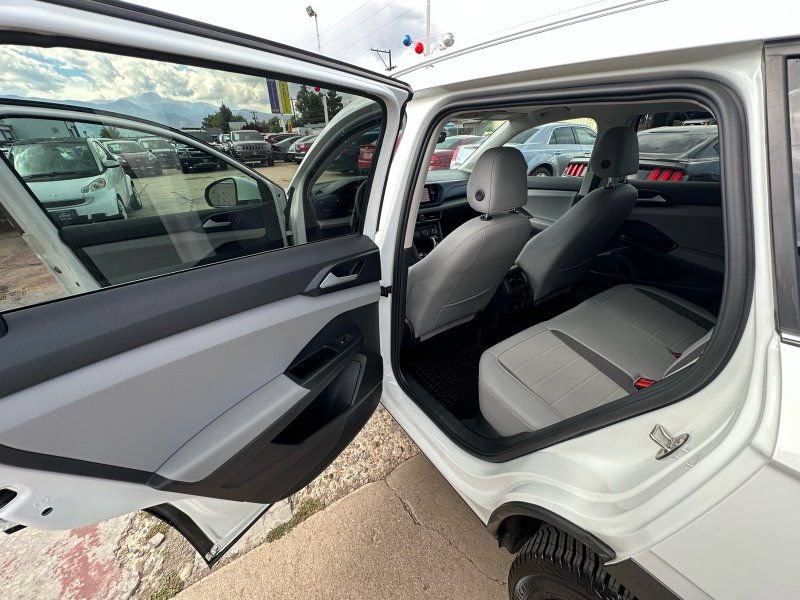 Used 2022 Volkswagen Taos SE w/ Panoramic Sunroof Package AWD/4WD image 15