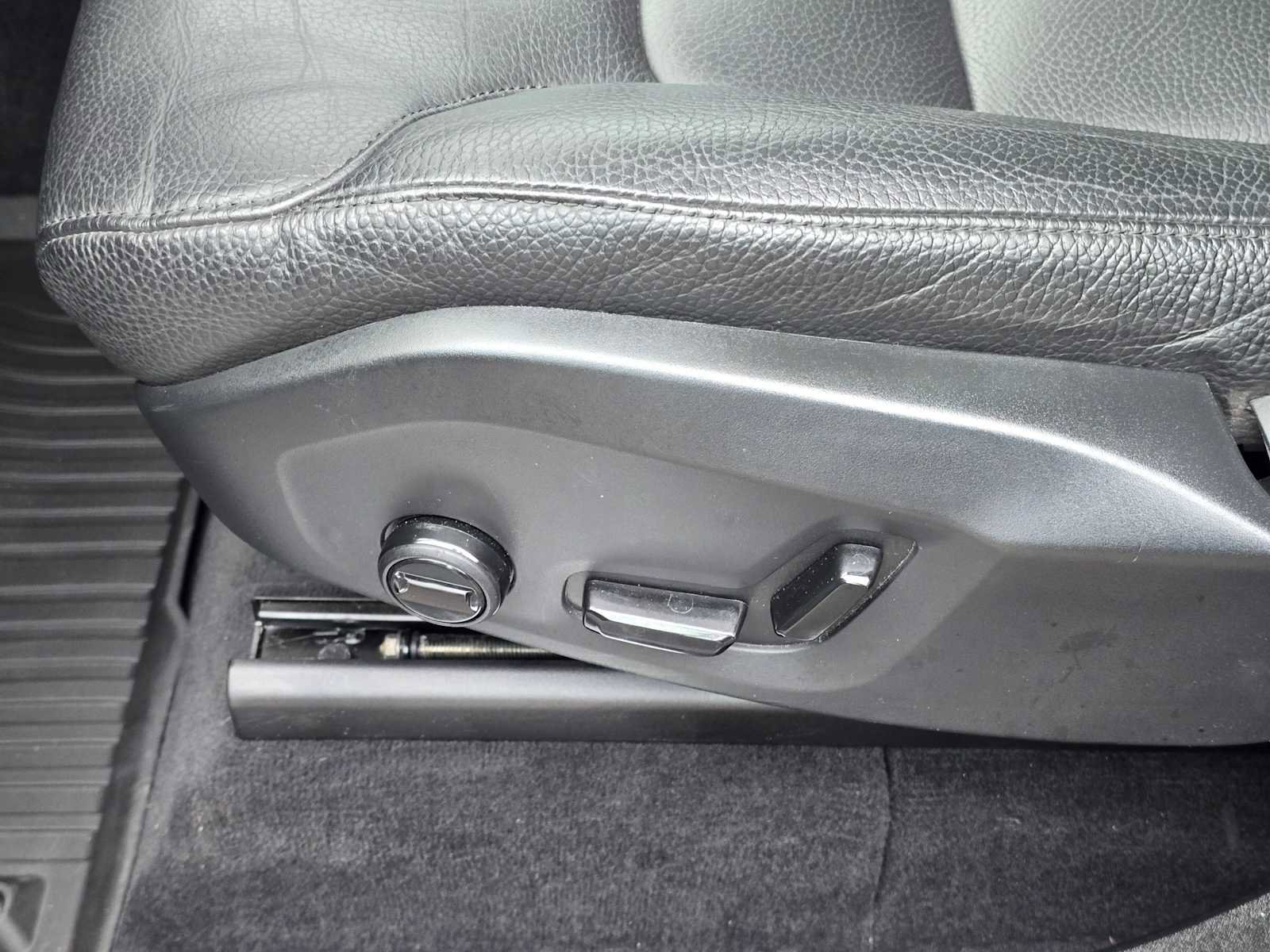 Certified 2024 Volvo XC90 T8 Plus w/ Protection Package Premier image 25