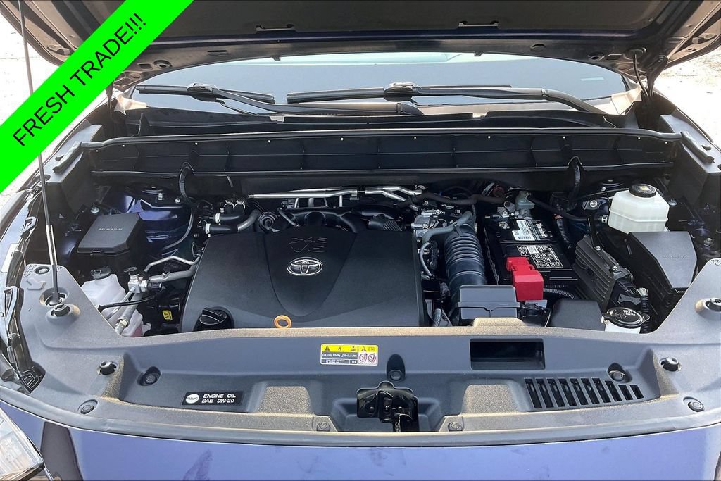 Used 2021 Toyota Highlander XLE AWD/4WD image 30