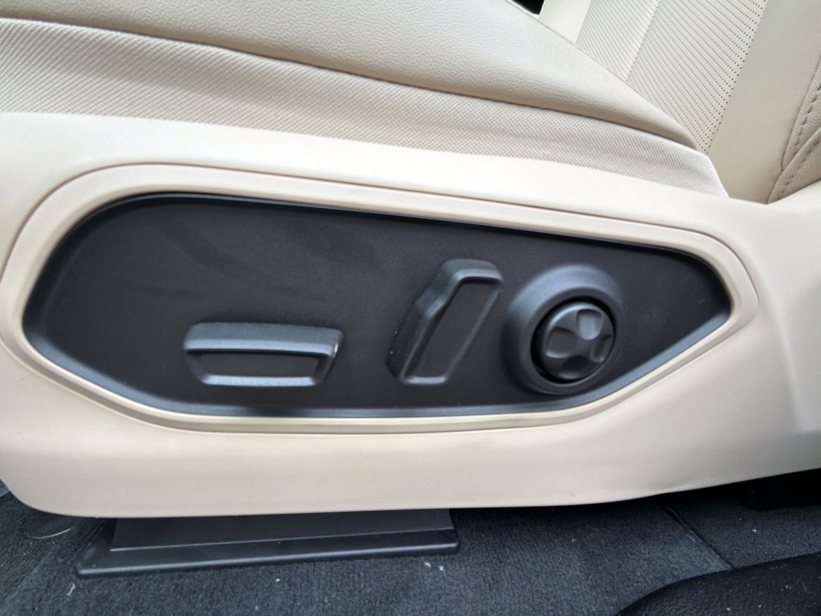 New 2025 Jeep Grand Cherokee Limited w/ Luxury Tech Group II image 14