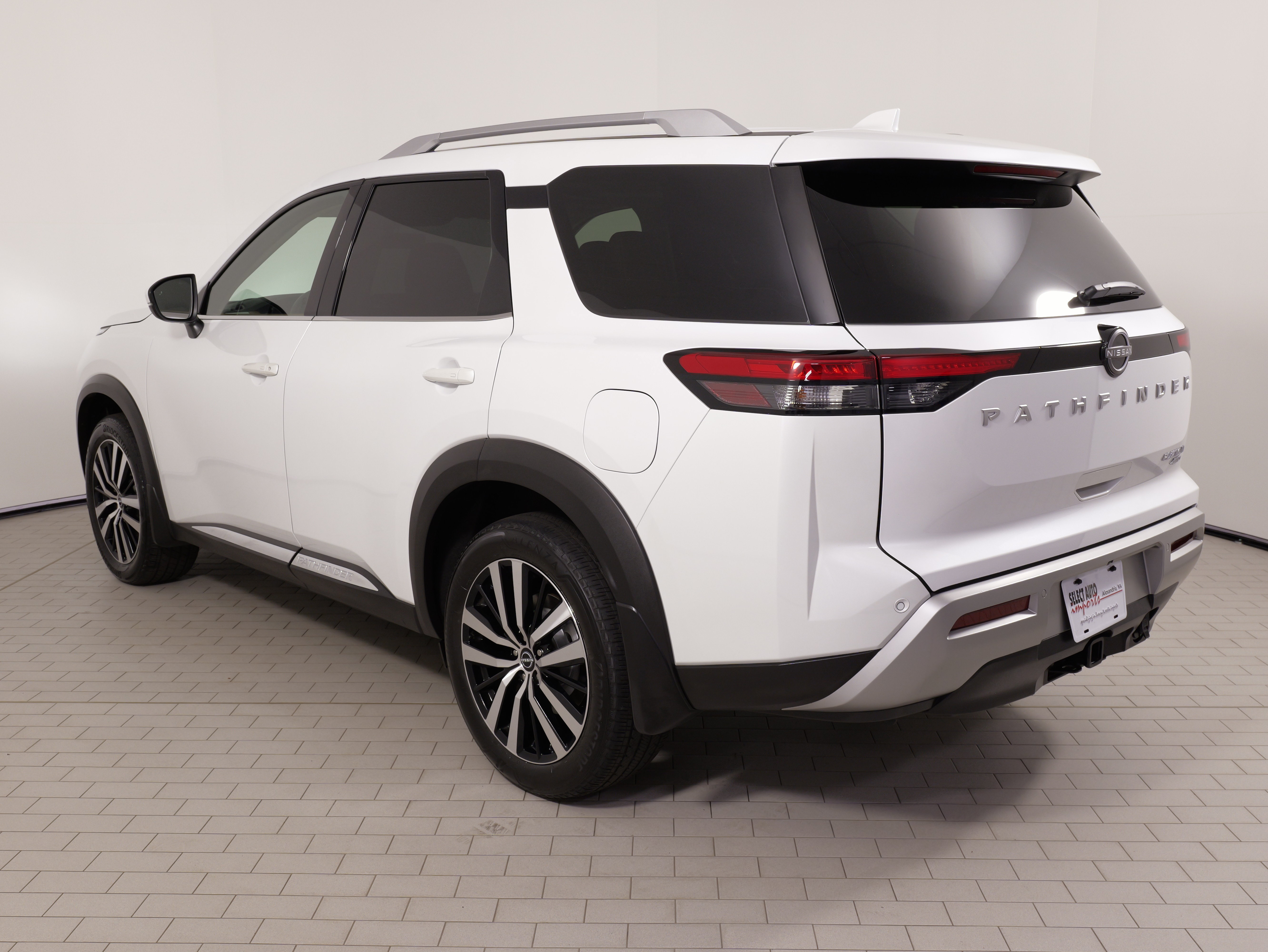 Used 2025 Nissan Pathfinder Platinum AWD/4WD image 17