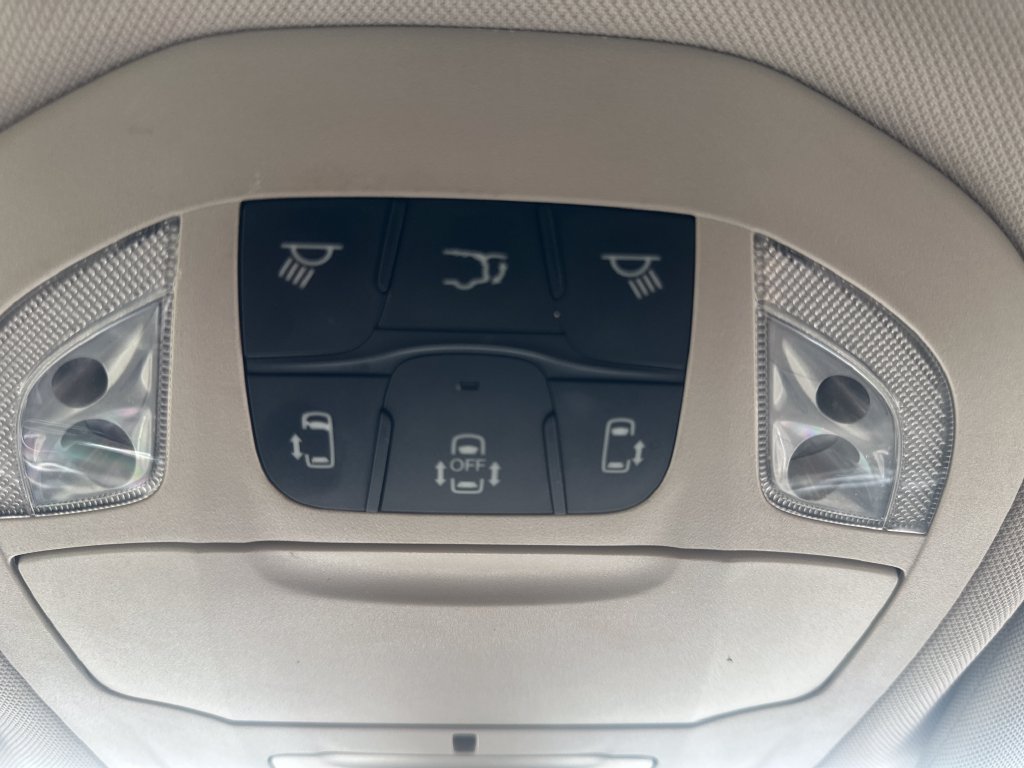 Used 2020 Chrysler Voyager Lxi FWD image 36