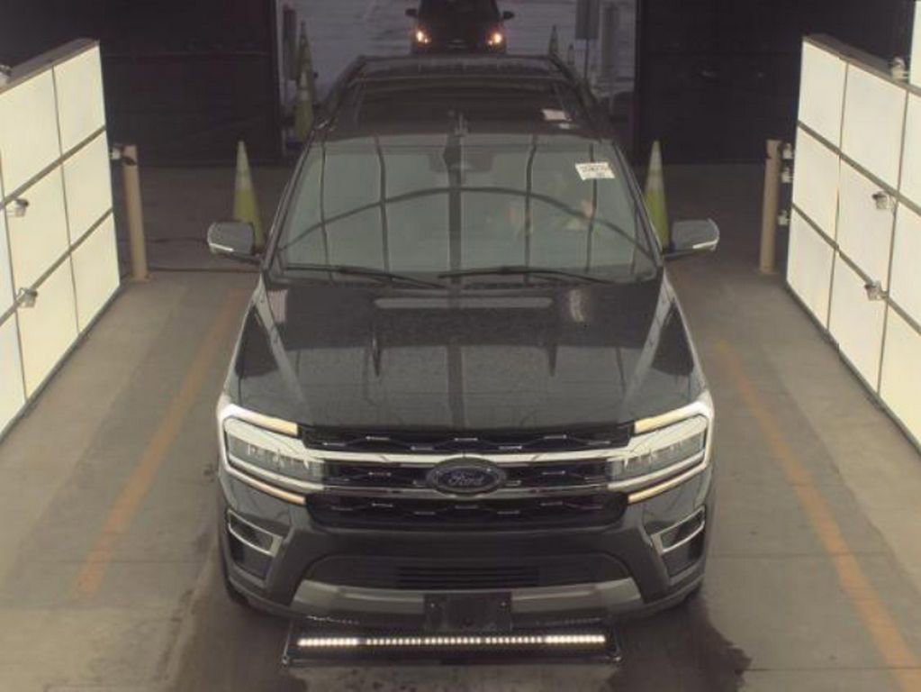 Used 2024 Ford Expedition Limited image 3
