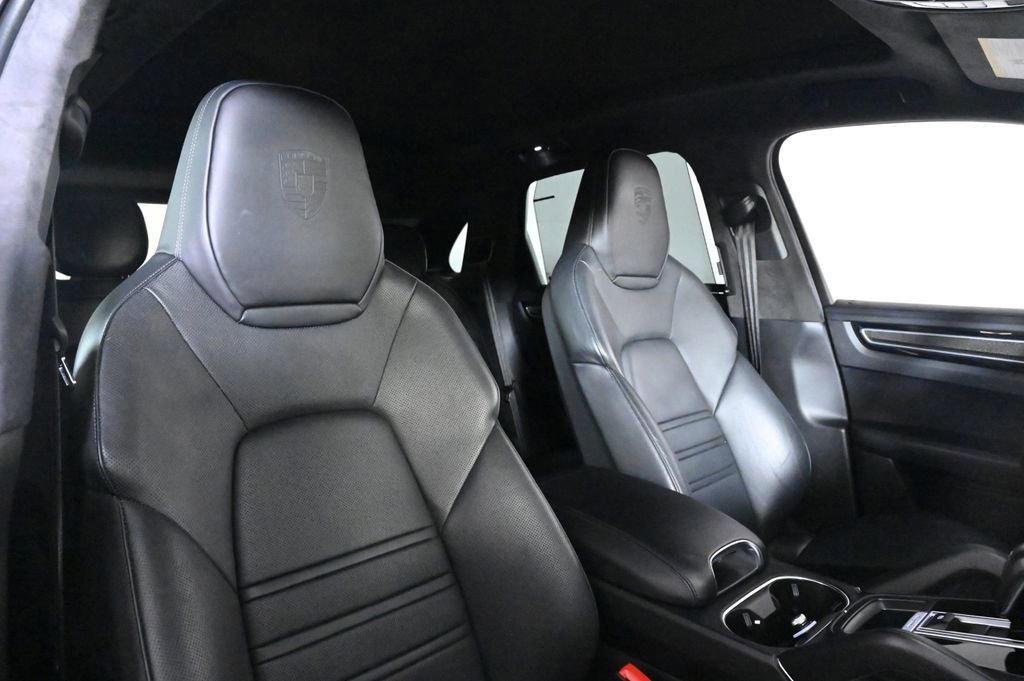 Certified 2022 Porsche Cayenne Turbo S AWD/4WD image 18
