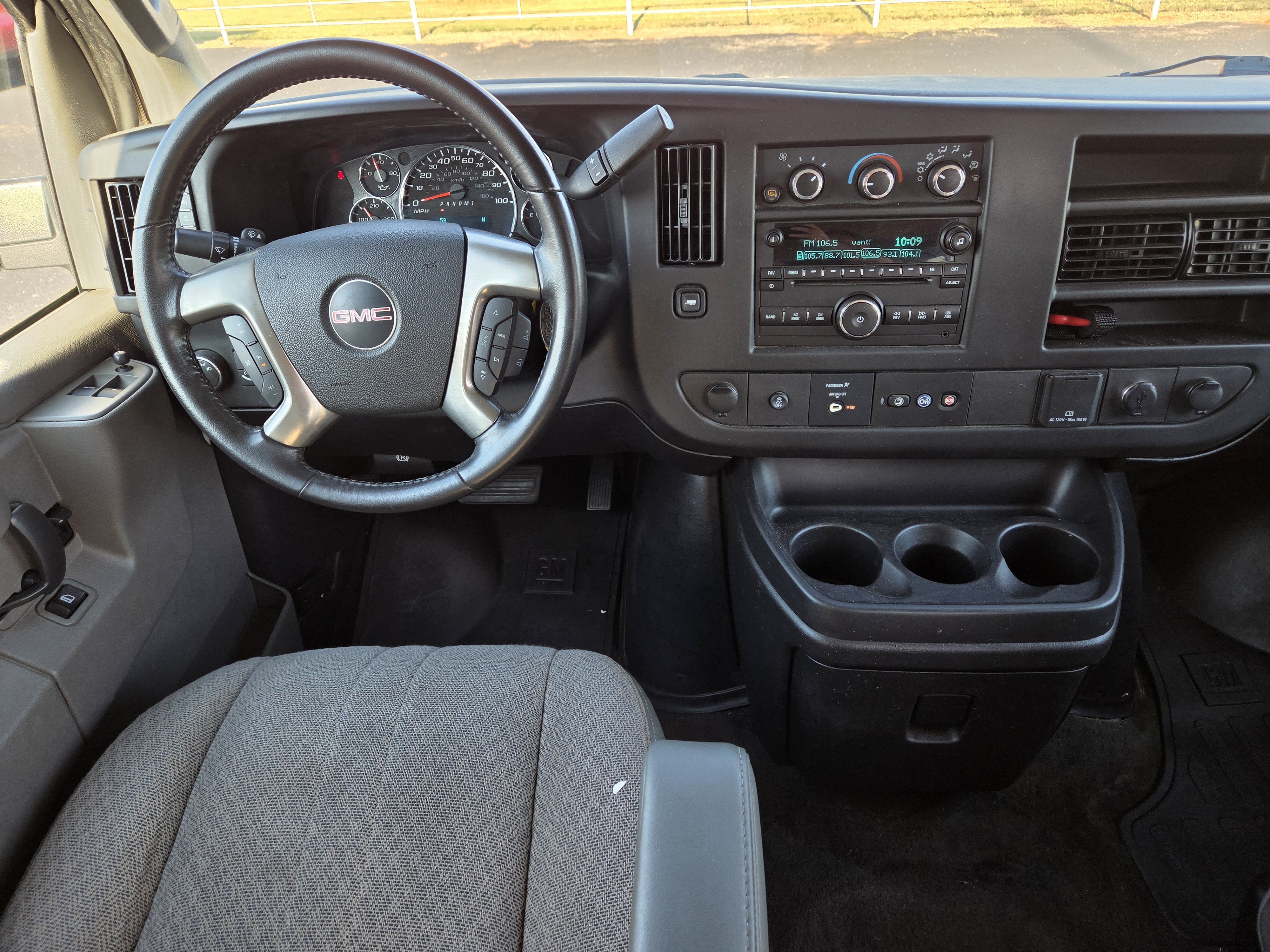 Used 2016 GMC Savana 3500 LT w/ LT Preferred Equipment Group RWD image 9