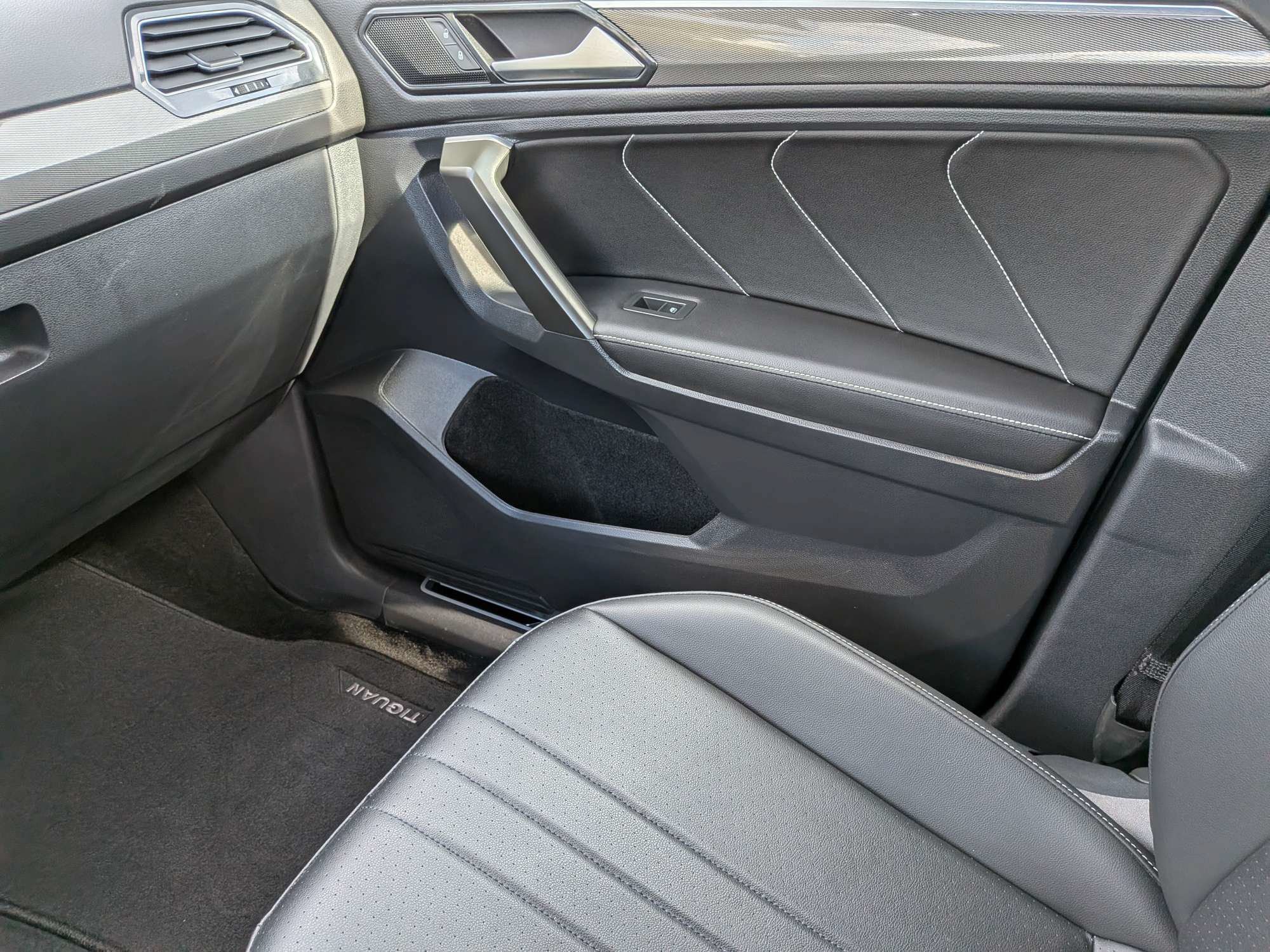 Used 2024 Volkswagen Tiguan SE R-Line FWD image 16