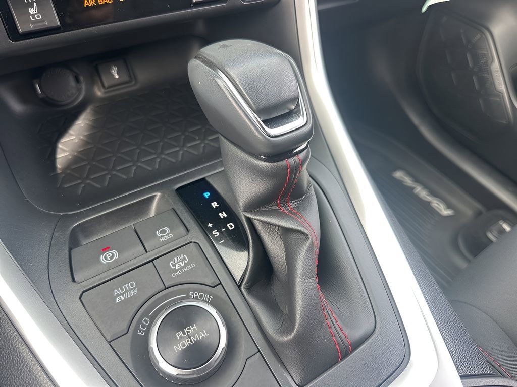 Used 2021 Toyota RAV4 SE image 16
