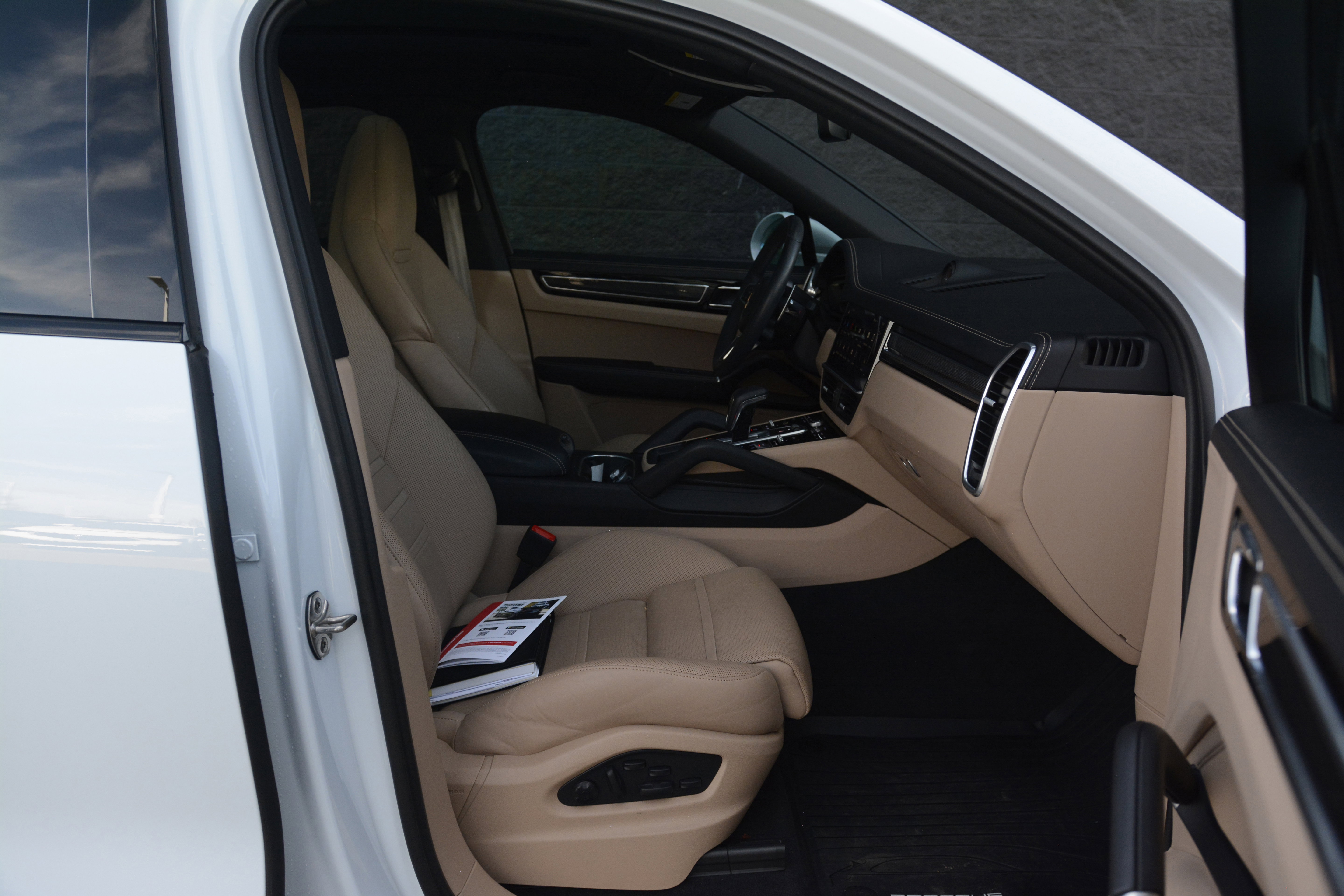 Certified 2023 Porsche Cayenne S Platinum image 27