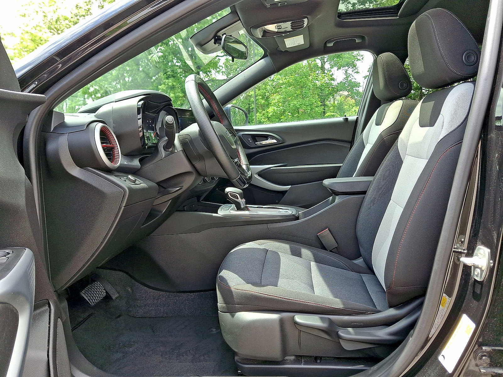 Used 2025 Chevrolet Trax RS w/ Sunroof Package FWD image 11