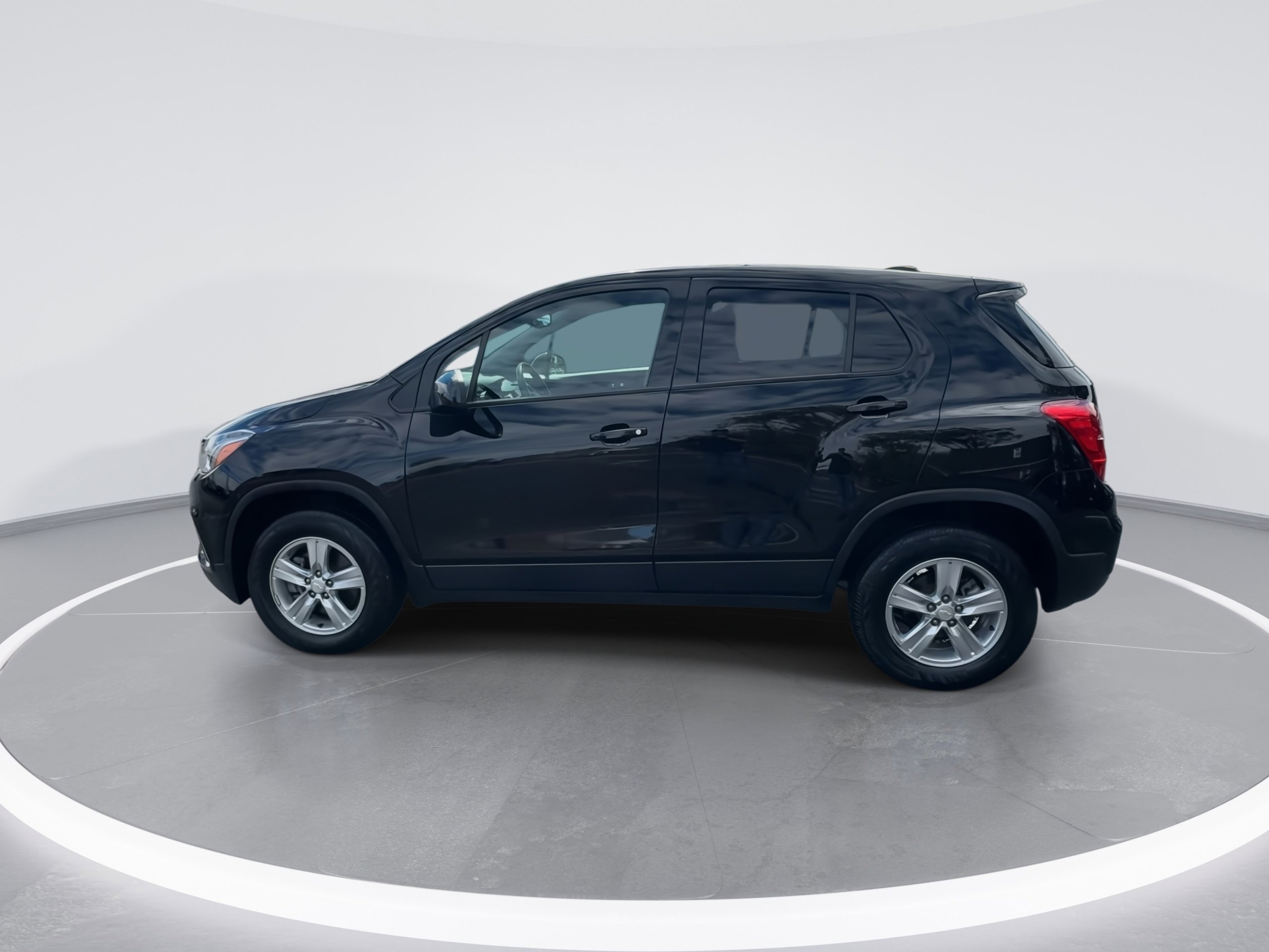 Used 2022 Chevrolet Trax LS w/ Tint and Cruise Package image 5