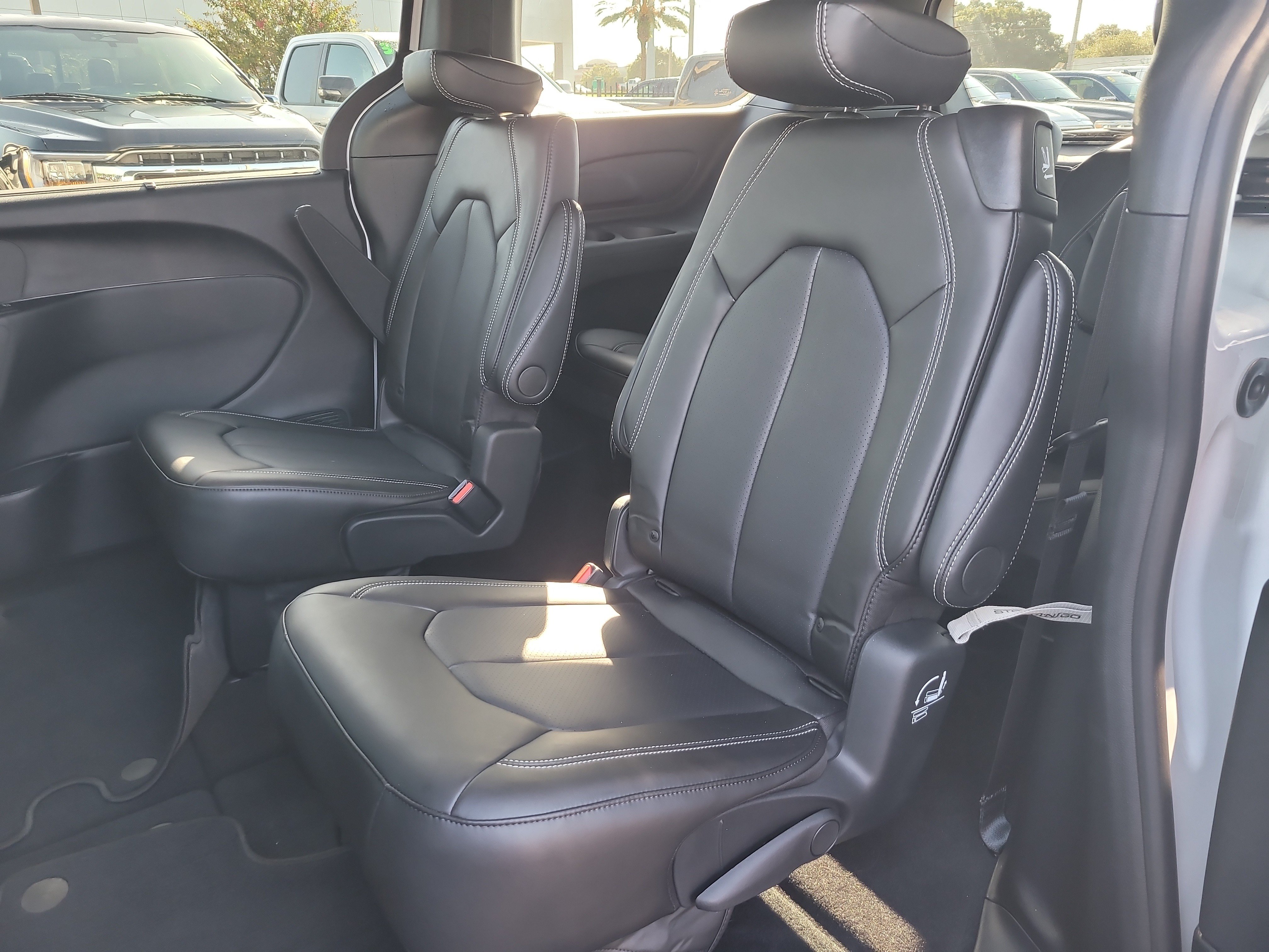 Used 2026 Chrysler Voyager LX FWD image 10