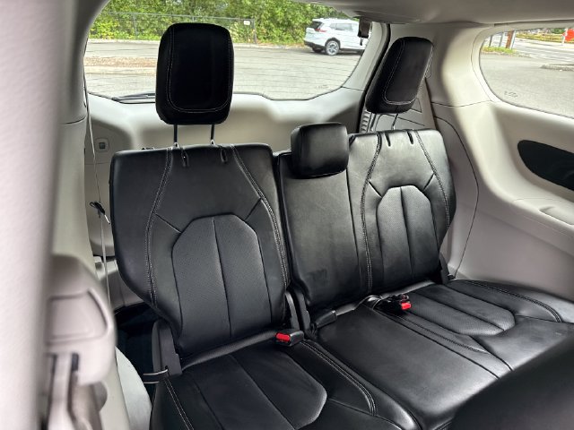 Used 2024 Chrysler Pacifica Limited FWD image 12