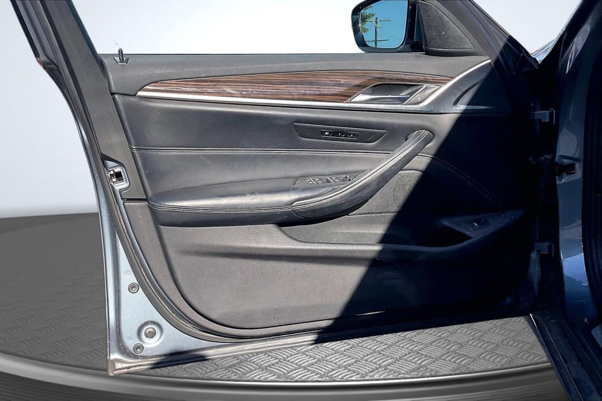 Used 2019 BMW 540i w/ Executive Package RWD image 23