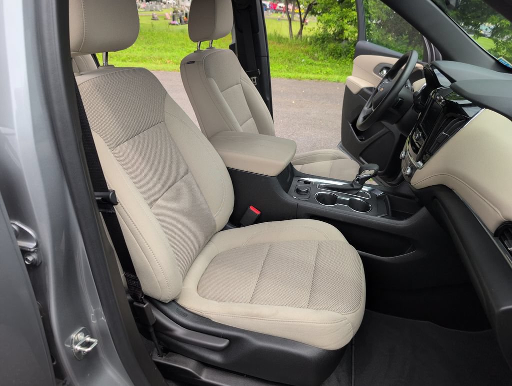 Used 2023 Chevrolet Traverse LS AWD/4WD image 16