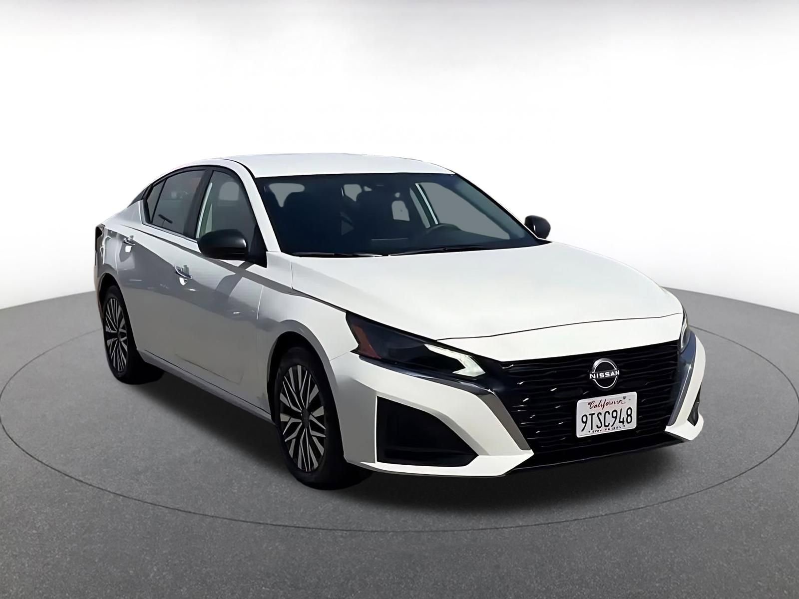 Used 2025 Nissan Altima 2.5 SV FWD image 2