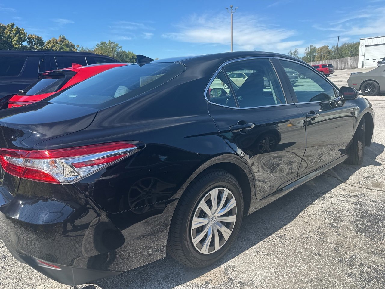 Used 2020 Toyota Camry LE image 2