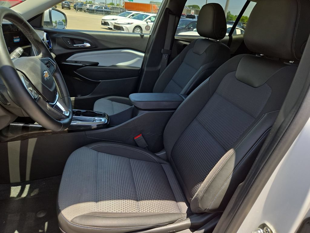 Used 2025 Chevrolet Trax LT w/ LT Convenience Package FWD image 24
