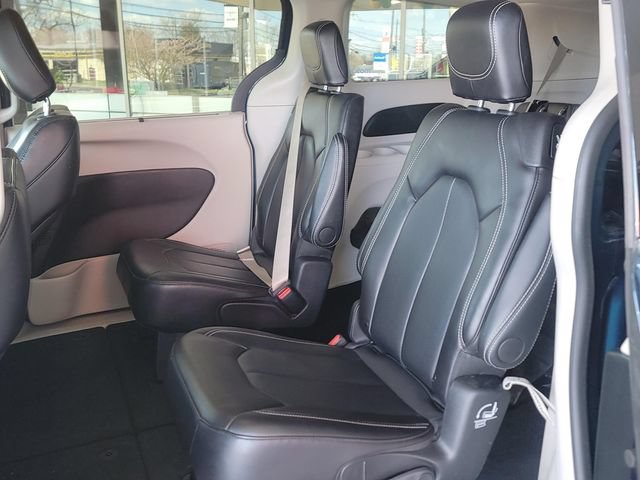 Certified 2024 Chrysler Pacifica Touring-L FWD image 10