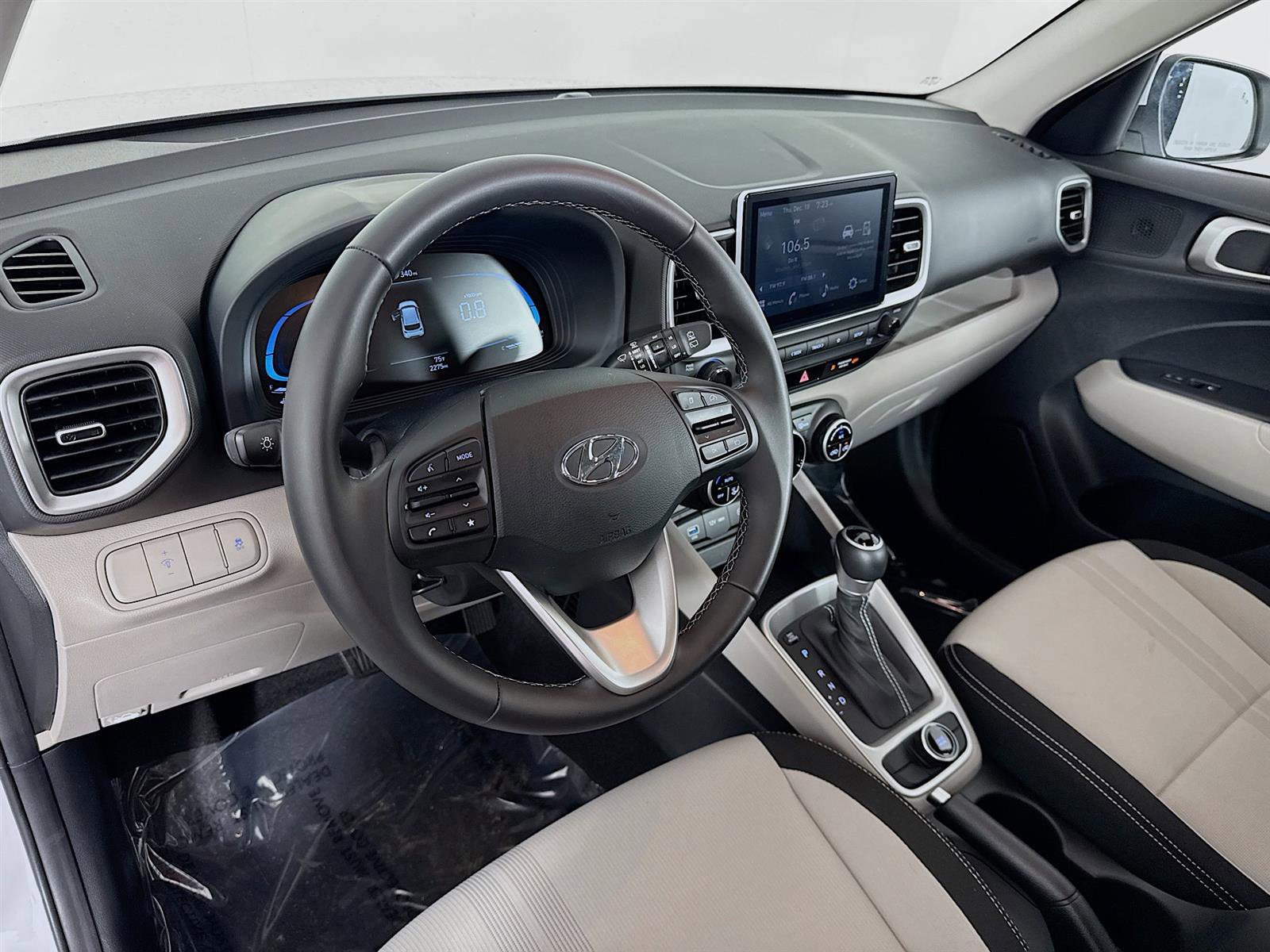 Certified 2025 Hyundai Venue SEL image 9