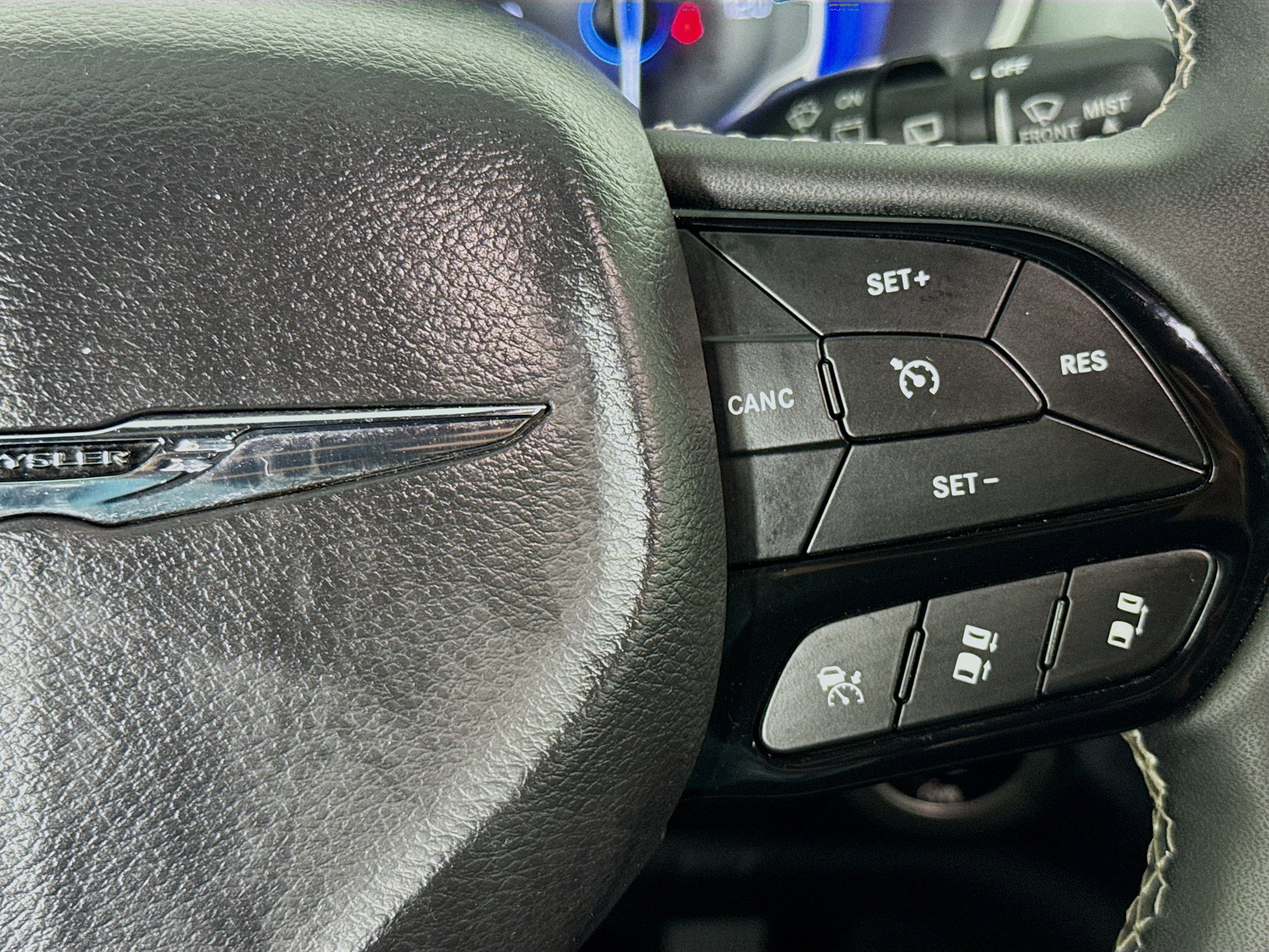 Used 2023 Chrysler Pacifica Touring FWD image 14