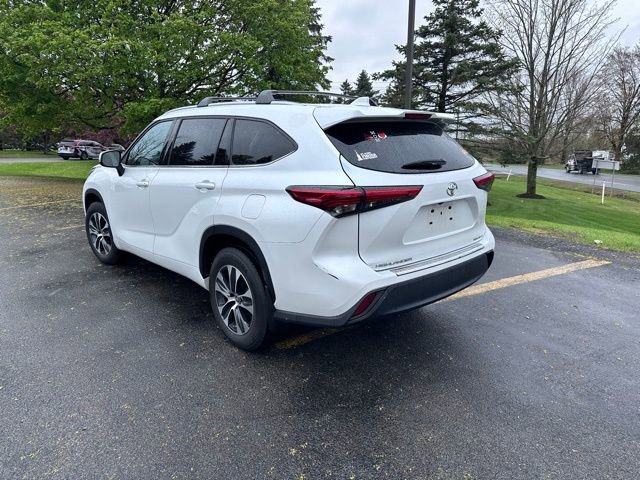 Used 2022 Toyota Highlander XLE AWD/4WD image 5