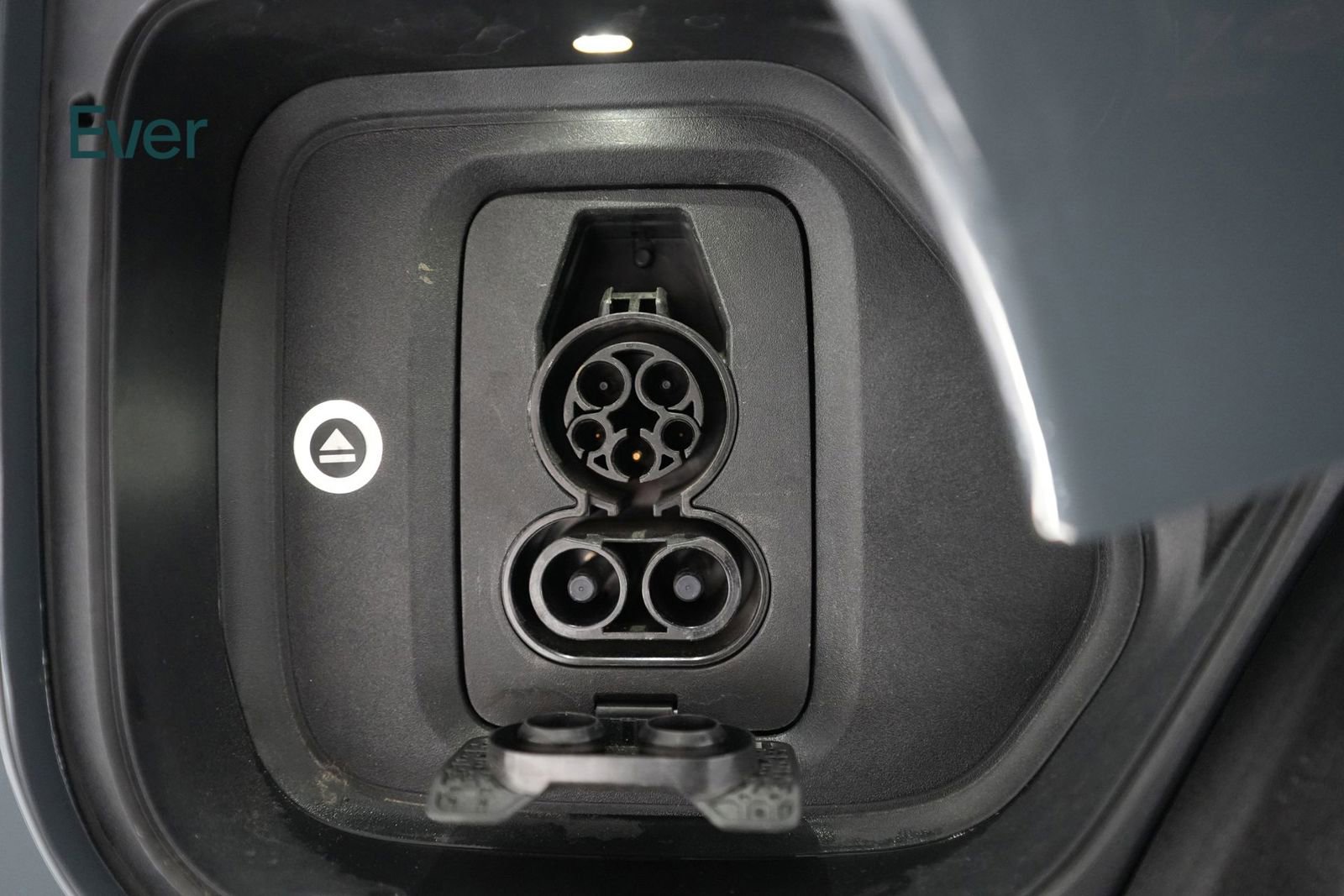 Used 2025 Rivian R1S Premium image 10