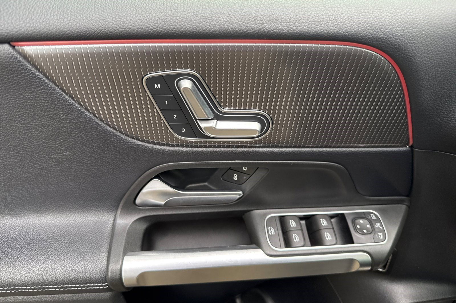 Used 2021 Mercedes-Benz GLB 250 4MATIC image 12