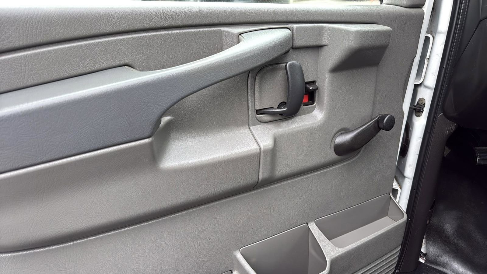 Used 2011 Chevrolet Express 2500 image 8