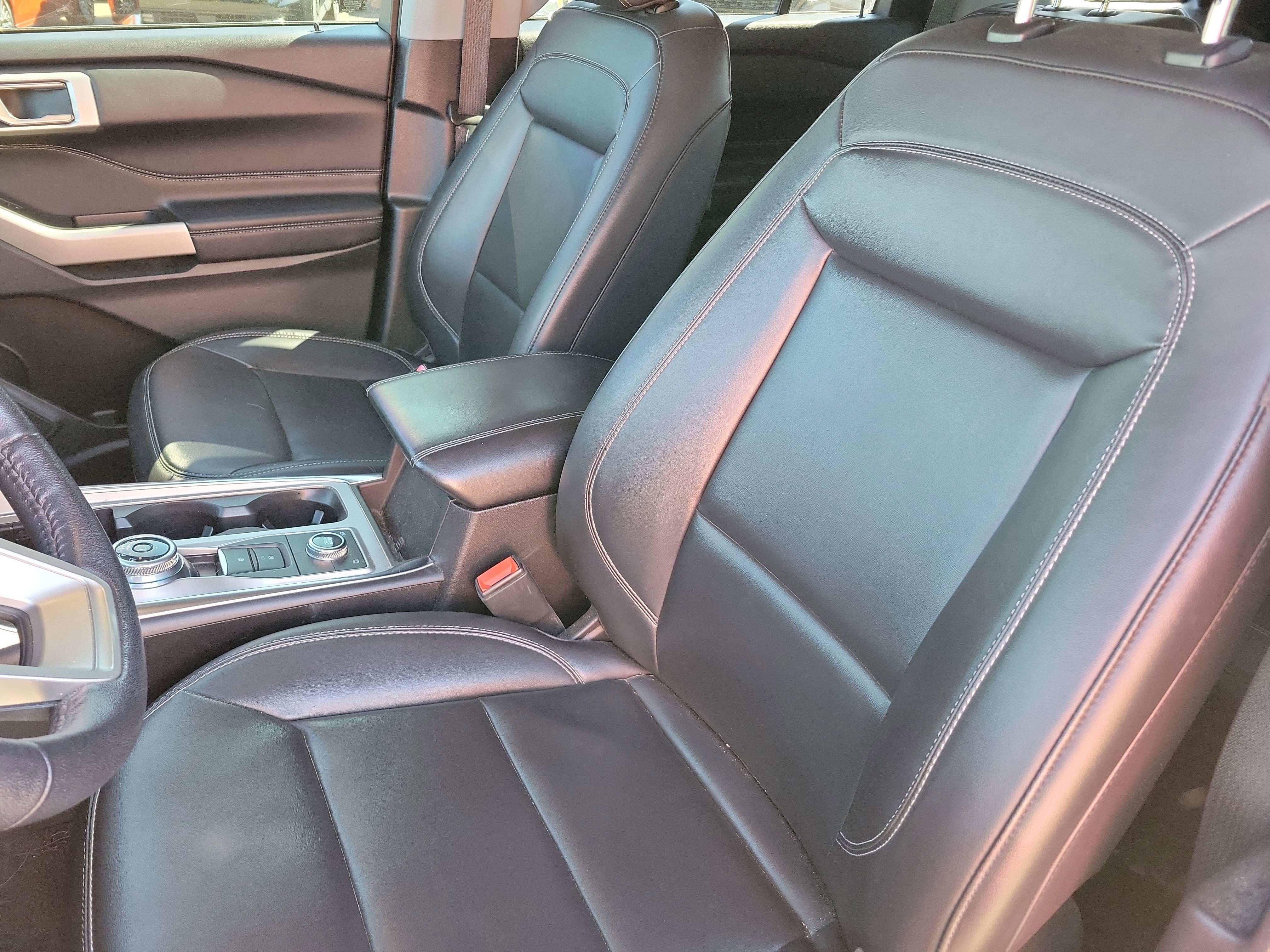 Used 2022 Ford Explorer XLT w/ Equipment Group 202A image 4