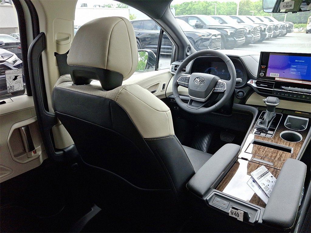 New 2025 Toyota Sienna Limited image 9