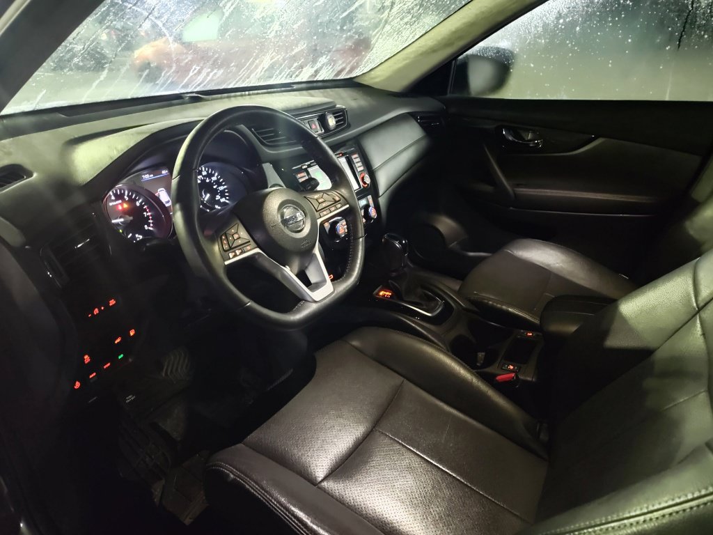 Used 2018 Nissan Rogue SV w/ Premium Package AWD/4WD image 8