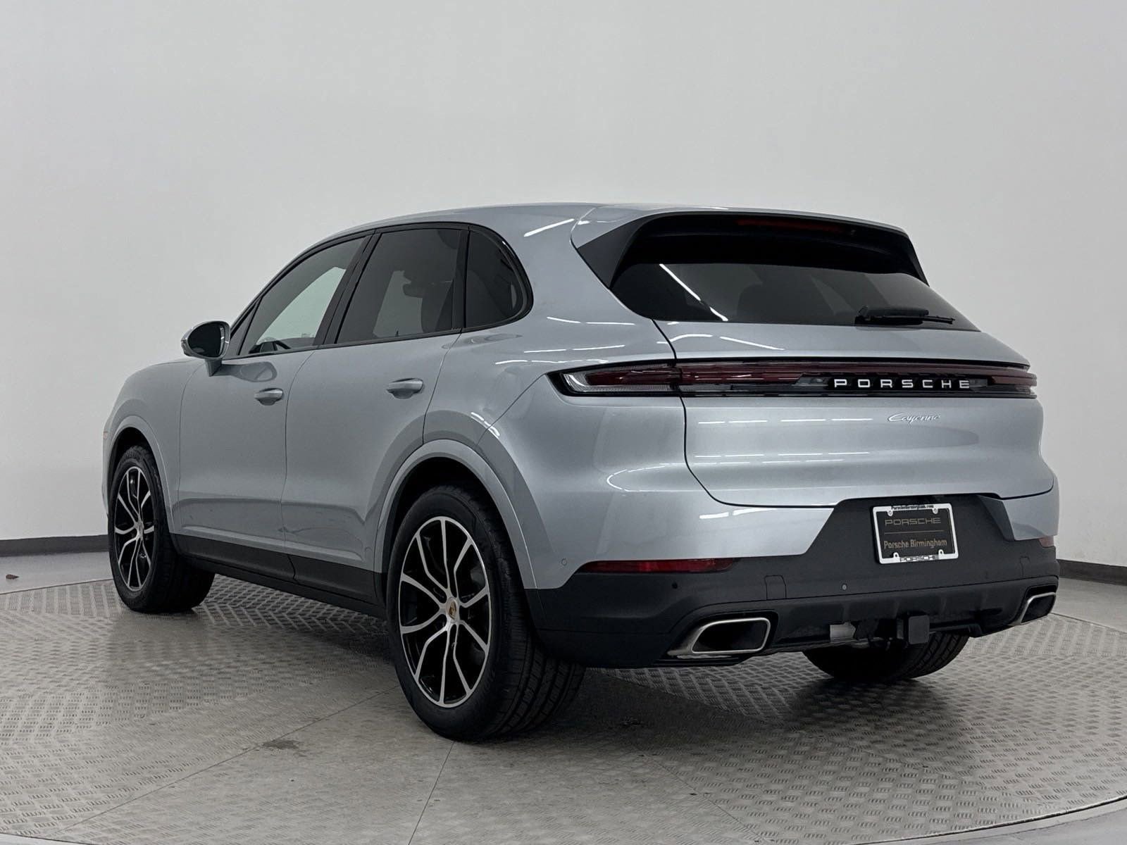Used 2025 Porsche Cayenne image 3