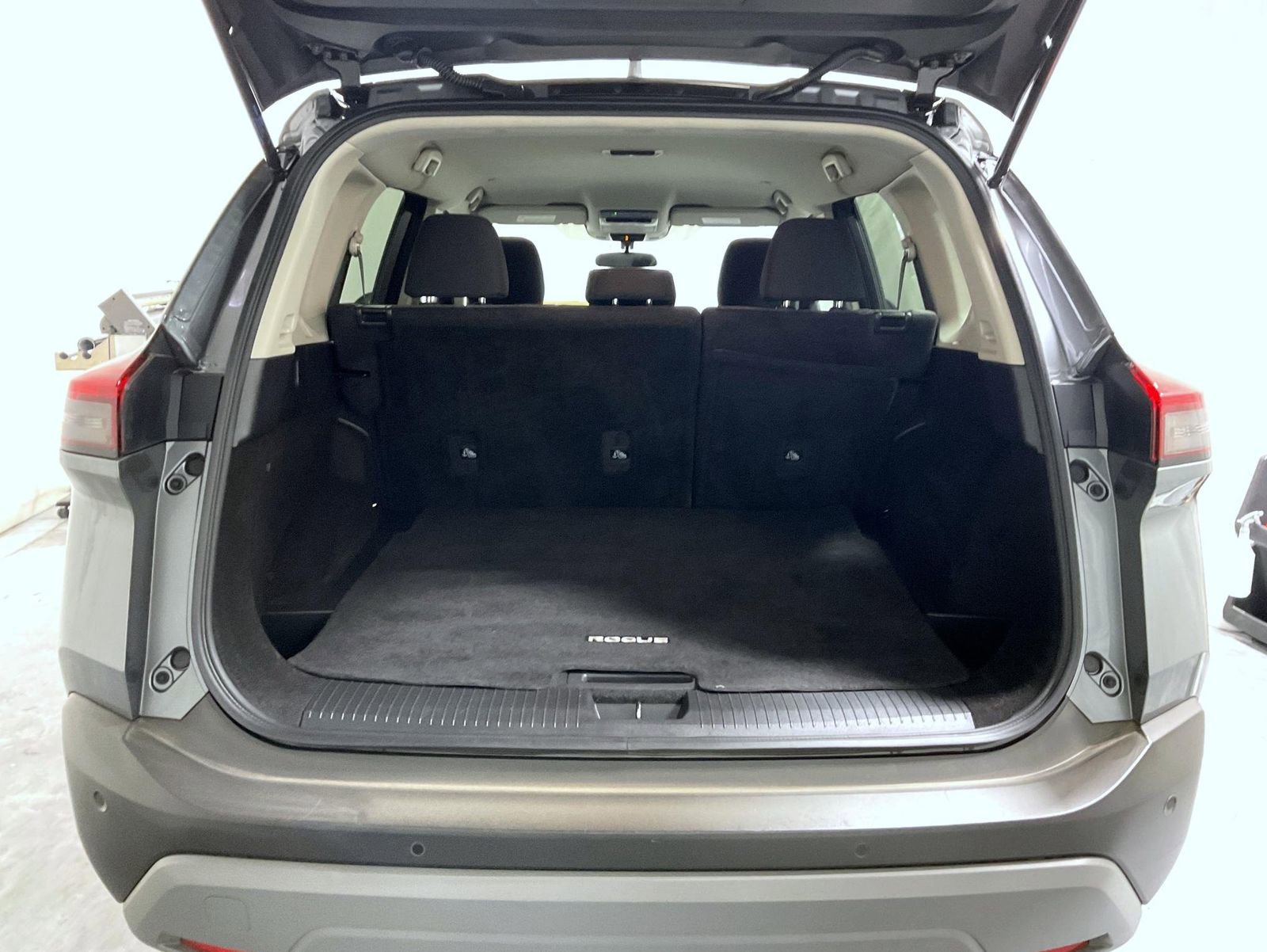 Used 2023 Nissan Rogue SV AWD/4WD image 9