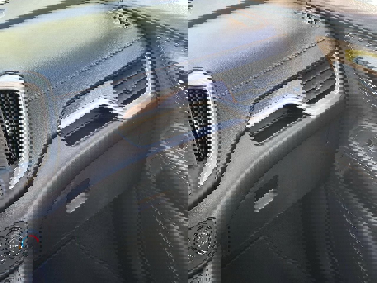 Used 2020 GMC Terrain SLE image 18