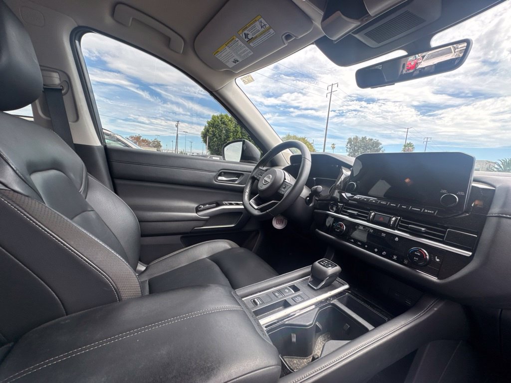 Used 2025 Nissan Pathfinder SL w/ SL Premium Package FWD image 16