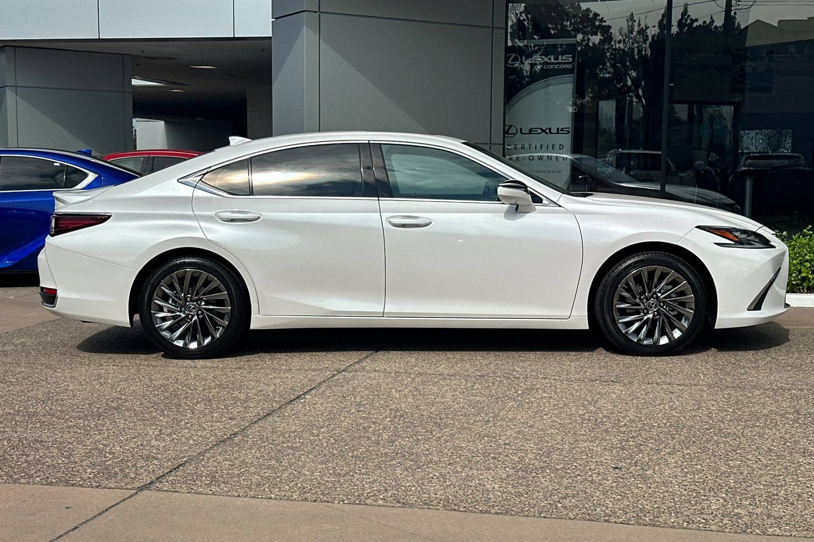 Used 2024 Lexus ES 300h w/ Accessory Package (Z1) FWD image 3