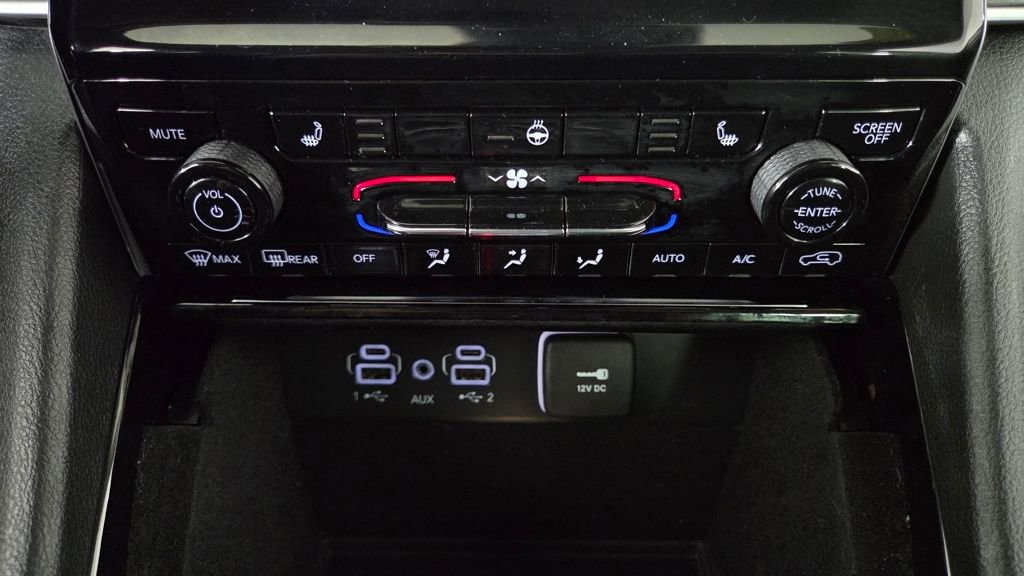 Used 2023 Jeep Grand Cherokee Limited w/ Black Appearance Package image 26