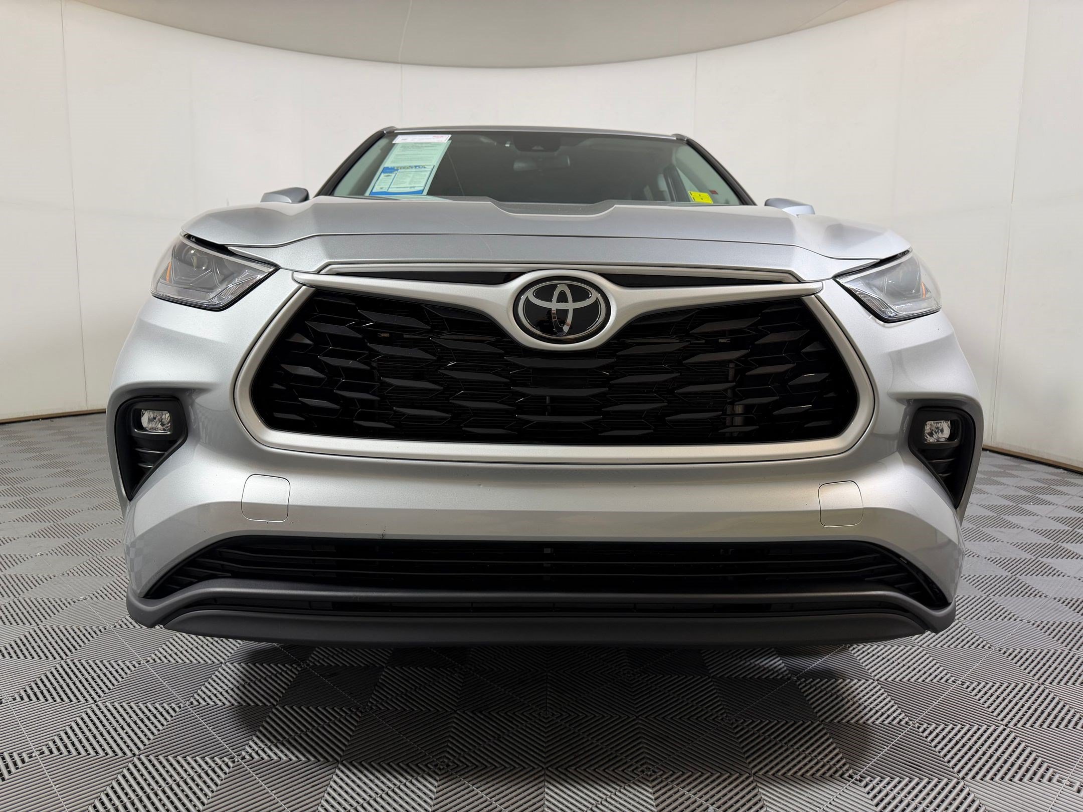 Used 2025 Toyota Highlander LE AWD/4WD image 5