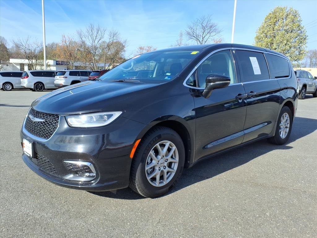 Used 2024 Chrysler Pacifica Touring-L image 8