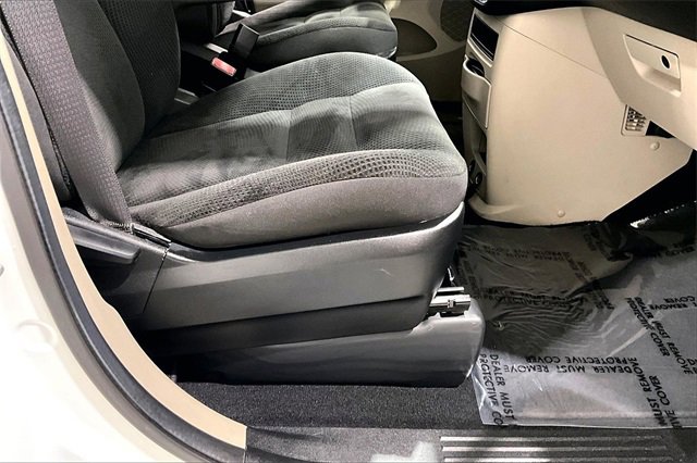 Used 2019 Dodge Grand Caravan SE w/ UConnect Hands-Free Group image 42